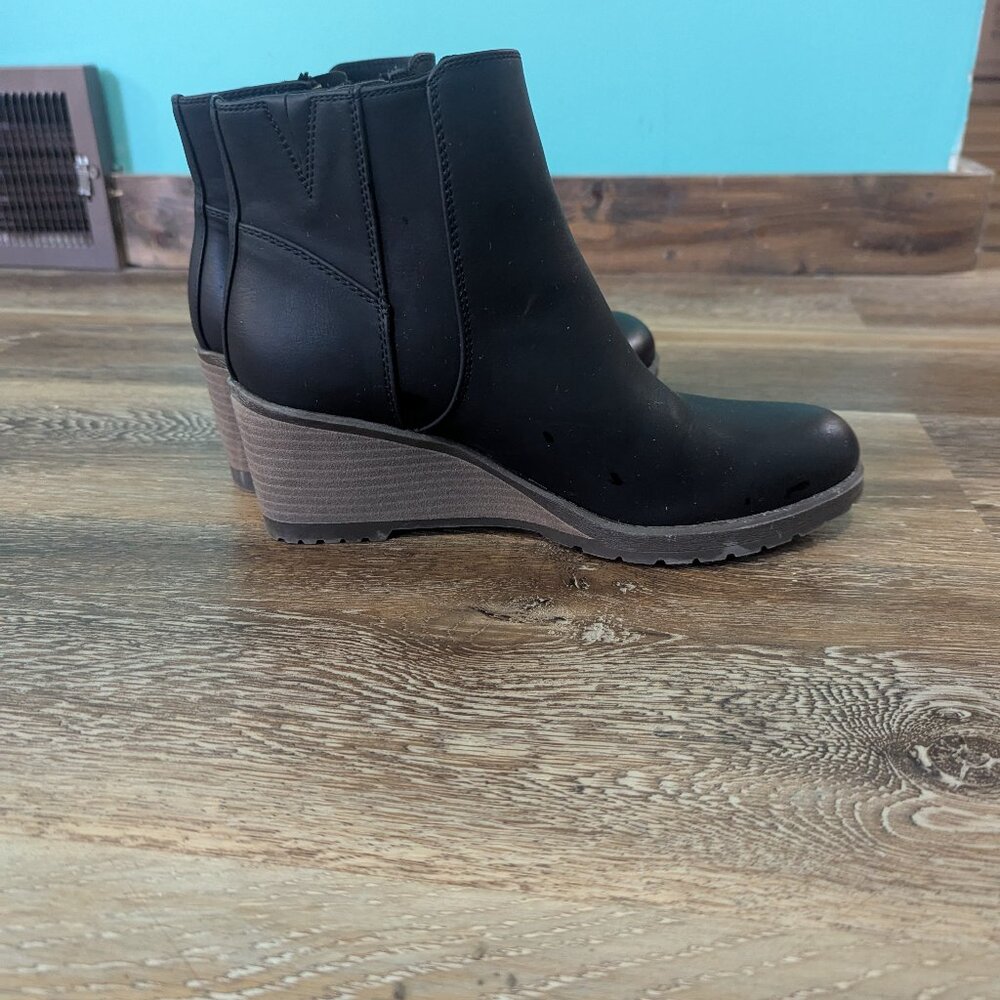 Black wedge boots